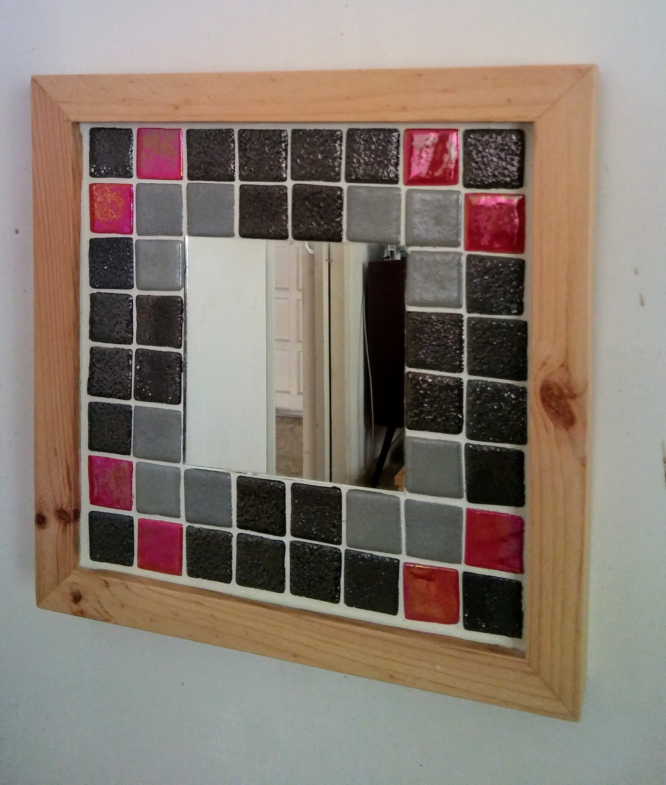 Espejo tipo mosaico hecho con materiales reciclados