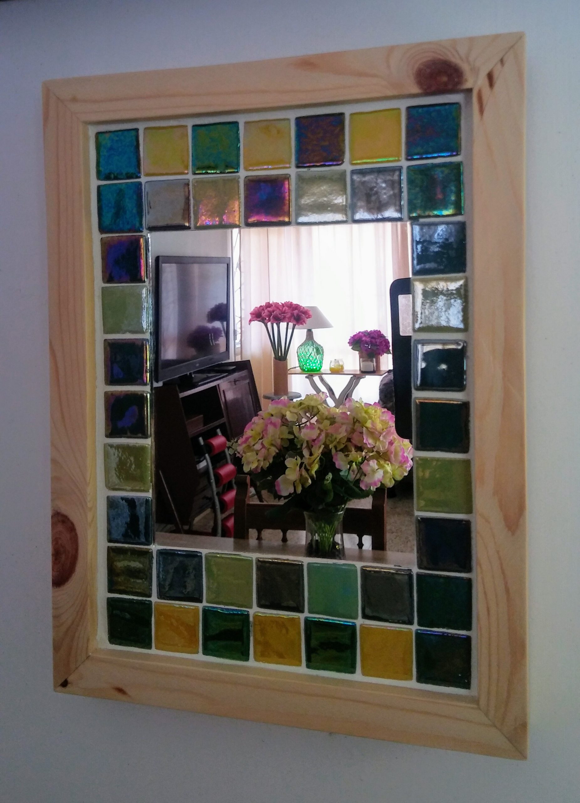 Espejo tipo mosaico hecho con materiales reciclados