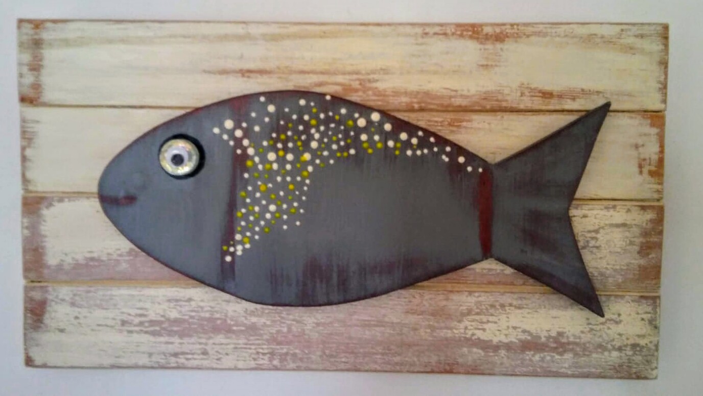Cuadro de pez hecho con maderas recicladas
